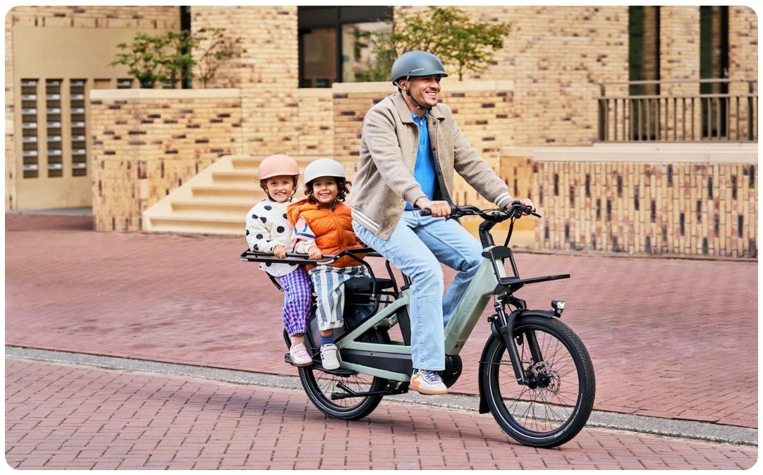 Urban Arrow Breeze longtail e-bike tijdens een rit met gezin – lifestyle foto in stadsomgeving