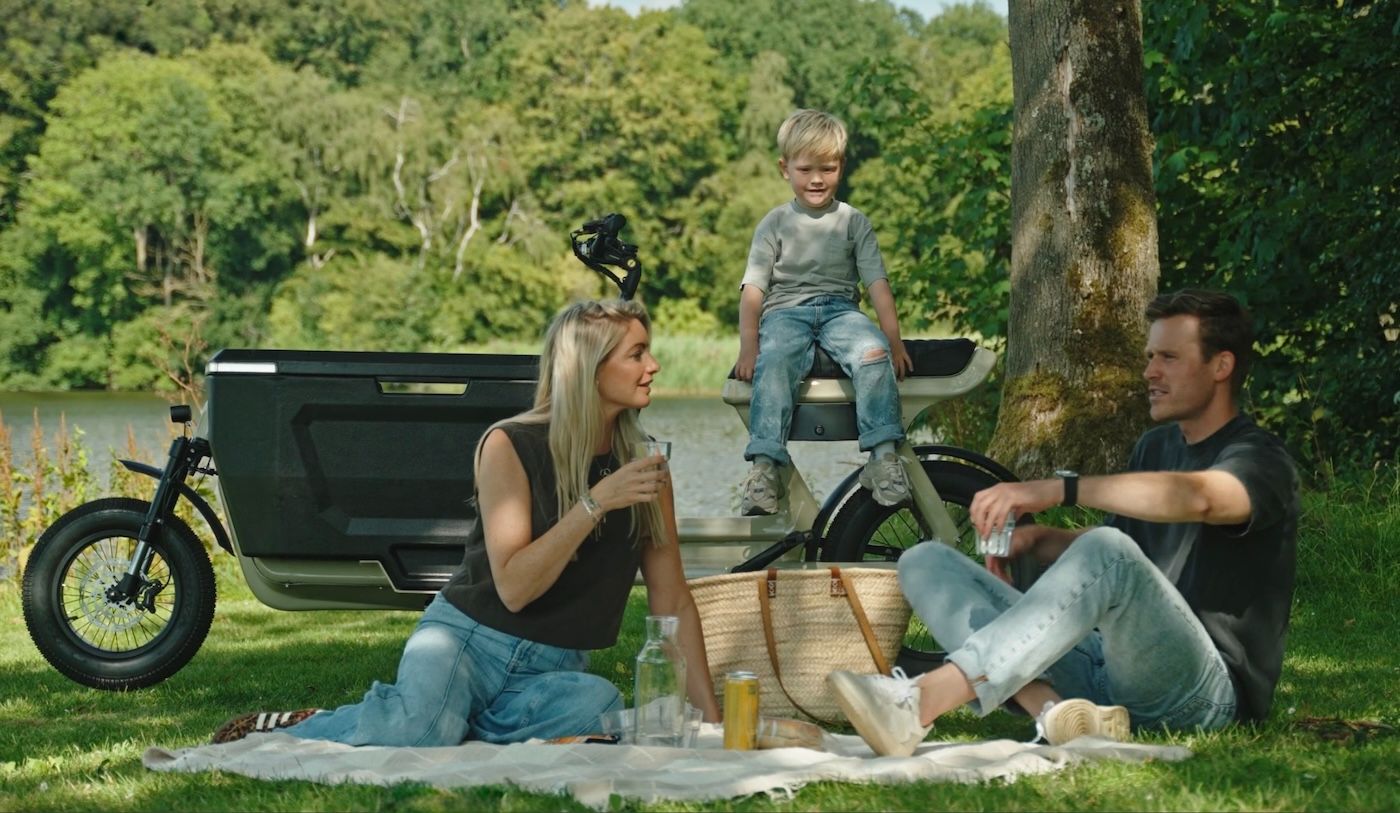 STOER Bike CargoX elektrische bakfiets – gezin geniet van een picknick in het park